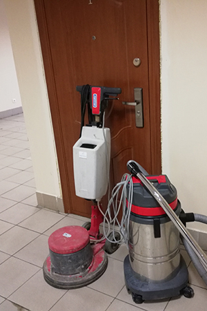 Чистка пола роторной машиной